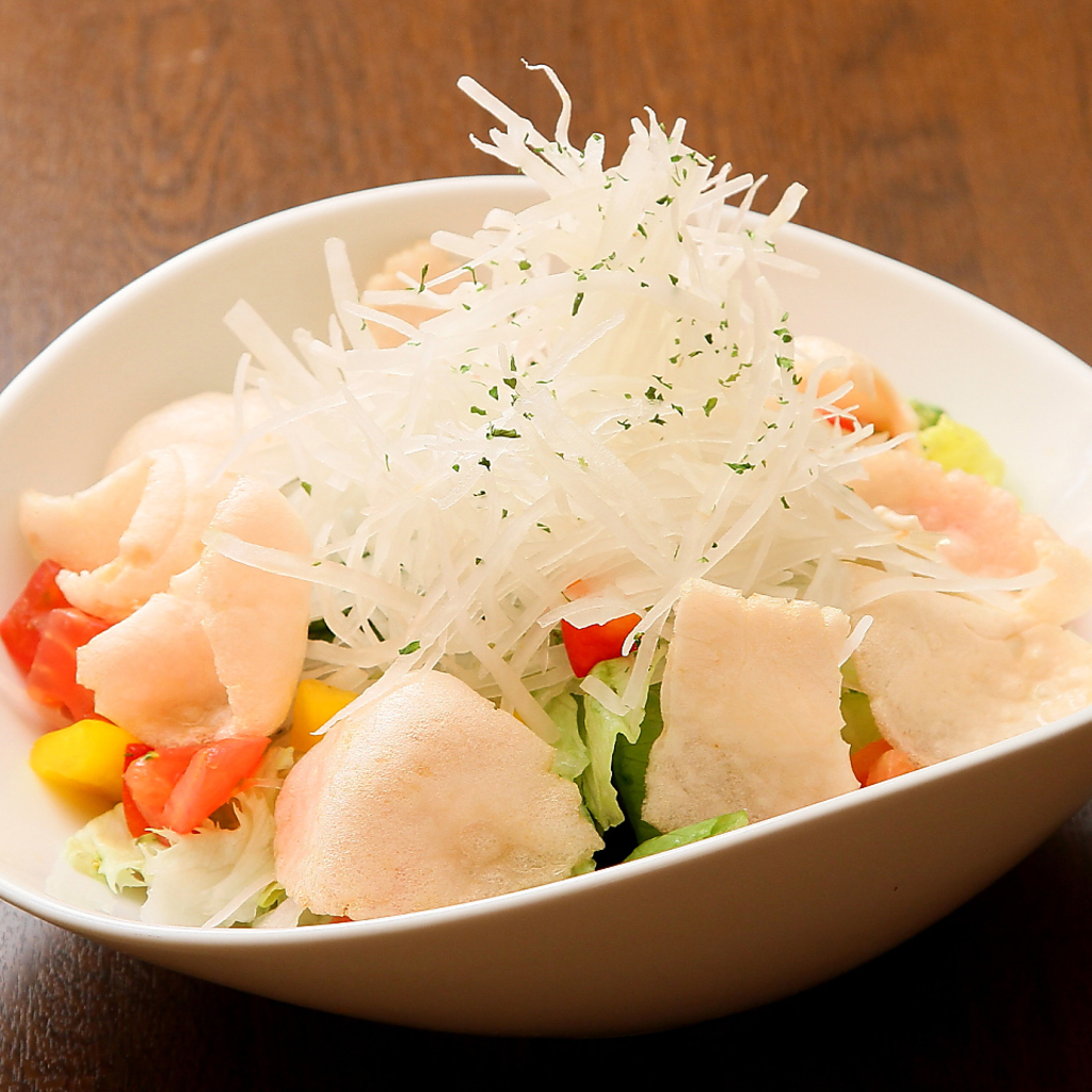 季節の素材をふんだんに取り入れたサラダ