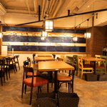 最大50人までOK！少人数はもちろん大人数での宴会でもわいわいと楽しみやすいレイアウトの店内