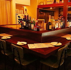 お一人様での晩酌やデートにぴったりのカウンター席は全8席。目の前で串が焼き上がる香ばしい香りと音を楽しめる、まさに特等席です♪スタッフとの会話も楽しめるアットホームな雰囲気で、女性お一人でも気兼ねなく立ち寄れるのが魅力◎自分へのご褒美に、美味しい焼鳥と厳選した一杯をゆったりとご堪能ください。