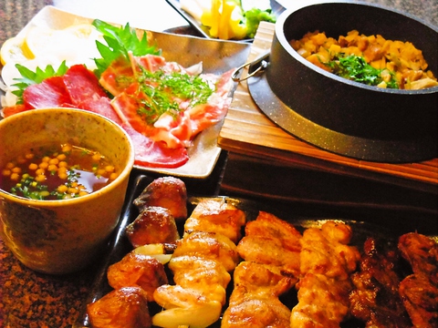 熊本の伝統の味、本格焼鳥や馬刺しを酒類豊富な焼酎とともに楽しもう。