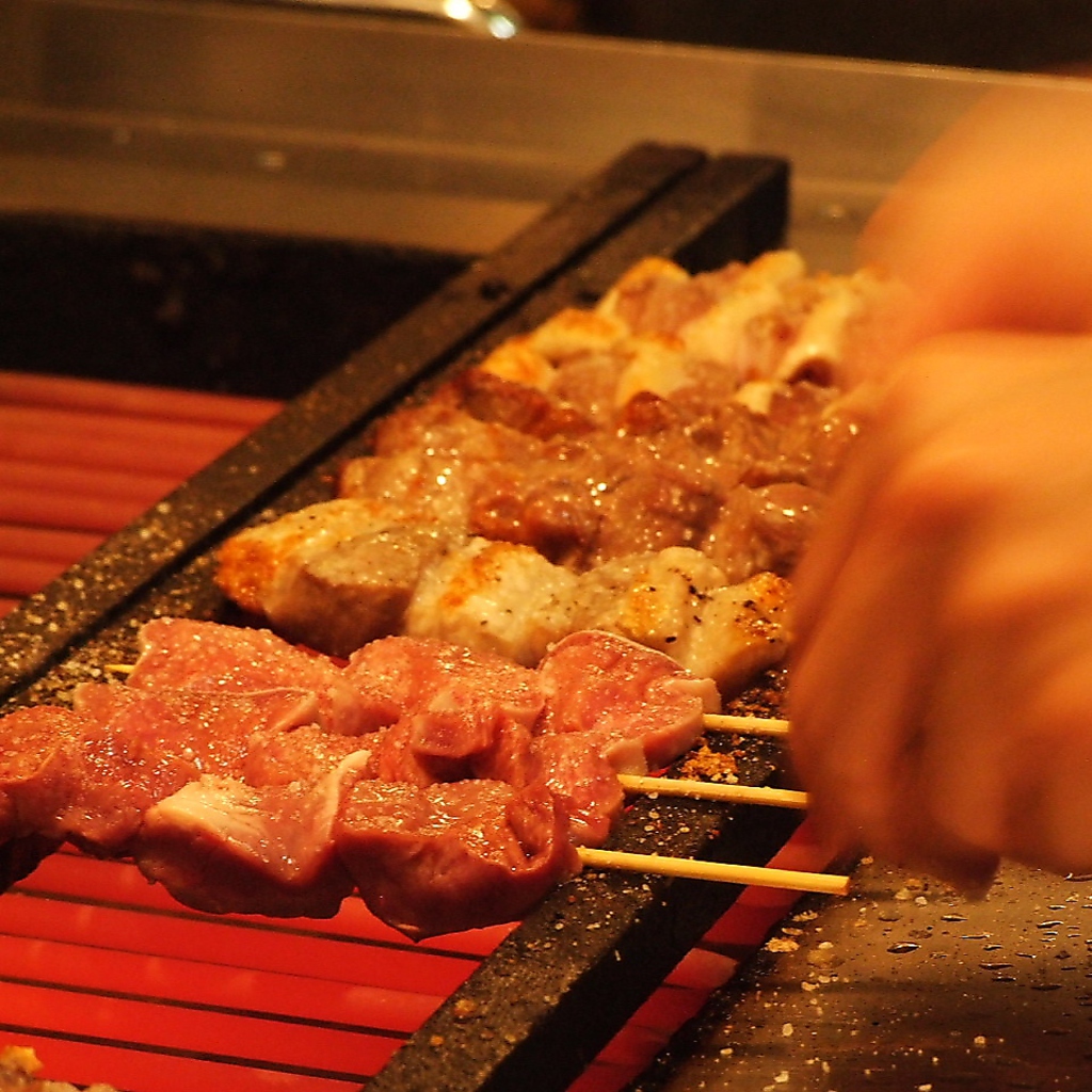 新鮮な国産豚はヤミツキ必至！串焼きで良し！煮込みで良し！オリジナルの辛みそを塩も相性抜群☆