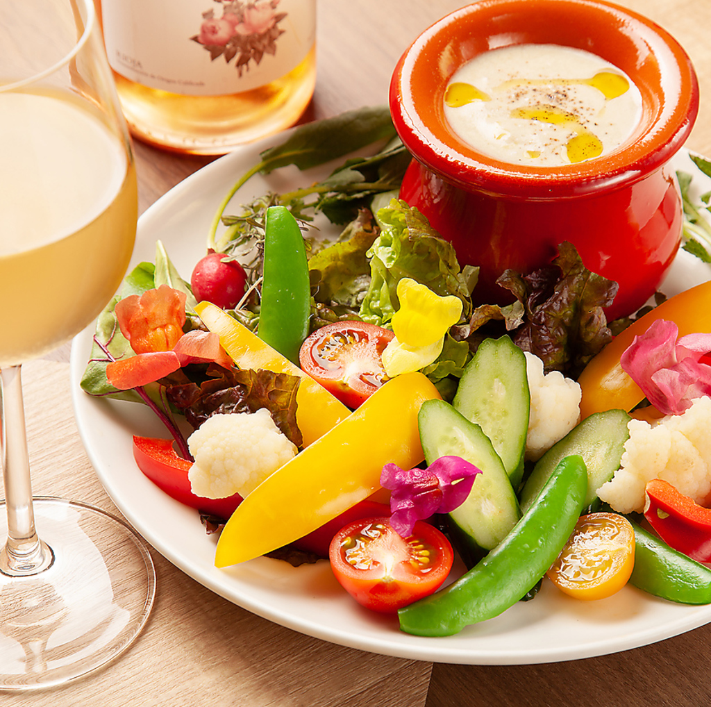 窯焼きのピザやお肉はもちろん、バーニャカウダなどのサイドメニューも充実◎