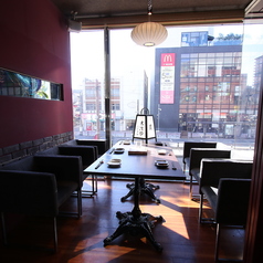 グループでのご利用に便利な5名様用のテーブル席です。会社帰りの飲み会や、サークルのお集まりなど、少し人数多めの集まりに最適◎2卓ございますので、ご予約の際はお早めにご連絡ください。皆様で同じテーブルを囲み、当店自慢の炭火焼き料理などをシェアしながら楽しい時間をお過ごしいただけますよ。