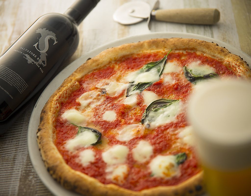 窯焼きナポリピッツァ。イタリアの窯焼き職人による手造りの窯で焼き上げるピッツアは絶品！