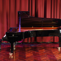 毎日お昼からピアノの生演奏を実施