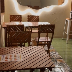 【店内テーブル席】お一人様はもちろん、最大14名様までの大人数のご利用も可能です！落ち着いた店内はゆったりとしたお時間をお過ごしいただけます♪