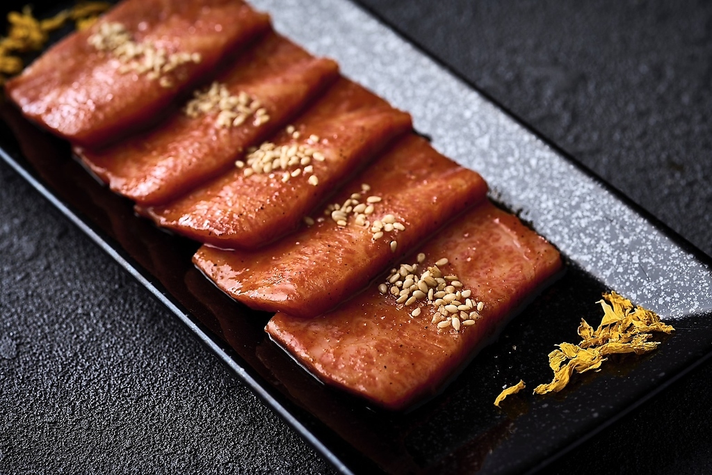 黒毛和牛特上カルビ。一口頬張れば幸せに包まれる味です。