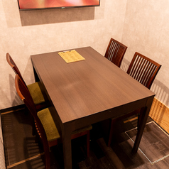 テーブル席は最大8席あり、友人や家族と一緒にリラックスして食事を楽しめます。プライベート感もあり、特別な時間を演出します。