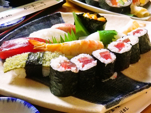 ボリューム満点の新鮮な太巻きがダントツ人気のアットホームな寿司屋さん。