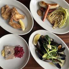 充実の小皿料理、ワインのお供にいかがですかの写真