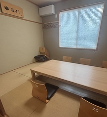 6名様までご利用いただける掘りごたつの半個室を2部屋ご用意。足を伸ばしてゆったりと、旬の料理や握り寿司をお楽しみいただけます。