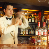 【こだわりのカクテル作り】シェイクするバーテンダーの動きは、見ているだけでも美しい♪カウンターならより近くで見る事ができます☆