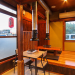 落ち着いた雰囲気の2名様用のテーブル席はデートやご友人との集まりに♪箸休めの一品料理も充実！