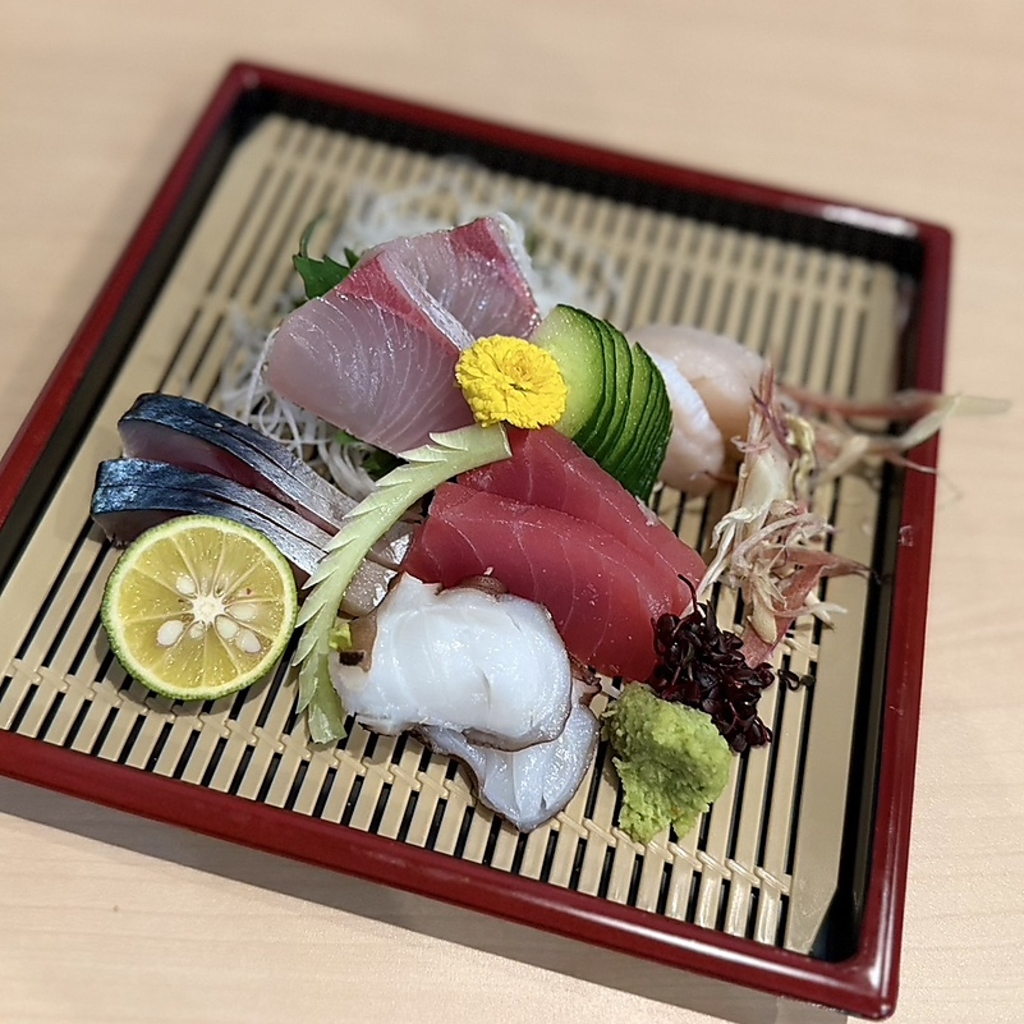 マグロやタコなど、厳選された海の幸を美しく盛り合わせました。職人の技が光る贅沢な一皿をどうぞ。