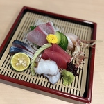 マグロやタコなど、厳選された海の幸を美しく盛り合わせました。職人の技が光る贅沢な一皿をどうぞ。