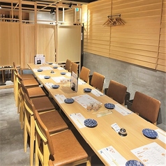 【貸切は20~40名様までご案内可能!】全席が木目調で統一されたテーブル席。江戸の風景画が印象的な和空間は、料理や会話を自然に引き立てます。2~6名様のご利用に適しており、デートや友人・家族での食事、軽い飲み会など幅広いシーンに対応