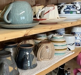 温かい「ストレートコーヒー」「saritikariブレンドコーヒー」はお好きなカップが選べます!店主が旅先で見つけてきたカップたちで、伊万里焼、丹波立杭焼、出石焼、砥部焼、大谷焼、備前焼などがあります。毎日飲みたいお気に入りのコーヒーをお気に入りのカップで、何気ないコーヒータイムが特別な時に変わります!