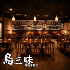 【2～6名様】少人数の飲み会や食事会に最適な2～6名様対応テーブル席。落ち着いた照明と温もりある空間で、ゆったりと会話と料理を楽しめます。炭火焼き鳥や厳選海鮮を囲みながら、デートや女子会、友人同士の集まりにも使いやすい席配置。海浜幕張で居酒屋をお探しの方におすすめの人気席です。