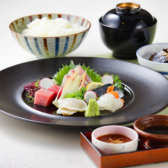 和ハーブと秘伝のたれで味わう刺身膳（ご飯、お味噌汁、香の物付き）