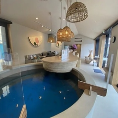 カウンター席では体験型の企画として海老釣りを楽しむことができ、食事とエンタメを同時に味わえるユニークな魅力があります。