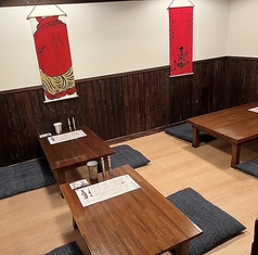 女子会からデート、会社の同僚との飲み会、宴会まで、どんなシーンでもご利用いただけるテーブルのお席となっております。落ち着いたどこかなつかしい感じのする店内でお食事をお愉みください。ご利用にあたって不明点等ございましたら、お気軽にお問い合わせください。