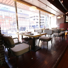 4名様までの少人数での飲み会や、ご家族のお食事に最適なテーブル席です。ゆったりとしたスペースで、自慢の料理とお酒を囲みながら賑やかなひとときをお過ごしいただけます♪気の合う仲間との集まりや、会社帰りのちょっとした飲み会にもぜひご利用くださいませ。明るすぎない照明が落ち着いた空間を作り出しています。