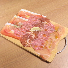生ハムとサラミの盛合せ