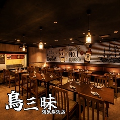 【2～6名様】人数や利用シーンに合わせてテーブルの配置変更が可能。少人数の食事から会社宴会、打ち上げまで柔軟に対応いたします。横並び席や向かい合わせなどご希望に応じてレイアウト調整ができるため、使い勝手の良さも魅力。貸切利用のご相談も承っており、海浜幕張で自由度の高い宴会をお探しの方に最適な空間です。