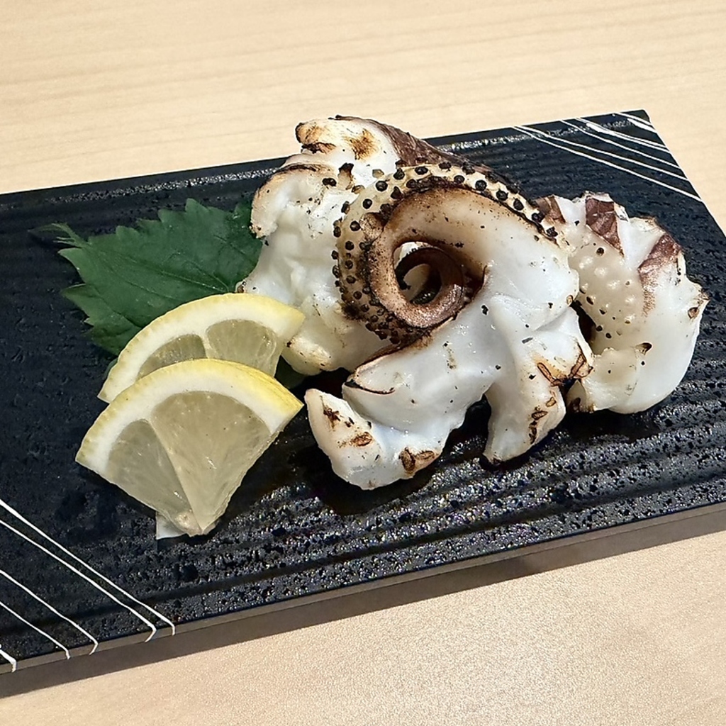 香ばしく炙った大ぶりのゲソをレモンでさっぱりと。噛むほどに凝縮されたイカの甘みが広がります。