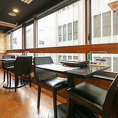 デートや、ご友人とのサシ飲みにぴったりのコンパクトな2名様用テーブル席です♪距離感が近く、会話が自然と弾むような落ち着いた配置を心がけております◎お二人でお鍋を囲み、最高級のラム肉がとろける美味しさを共有すれば、素敵な思い出になること間違いなし♪新宿でのディナータイムにぜひご活用ください◎