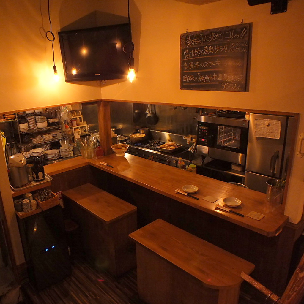 オープンキッチンで開放的な店内