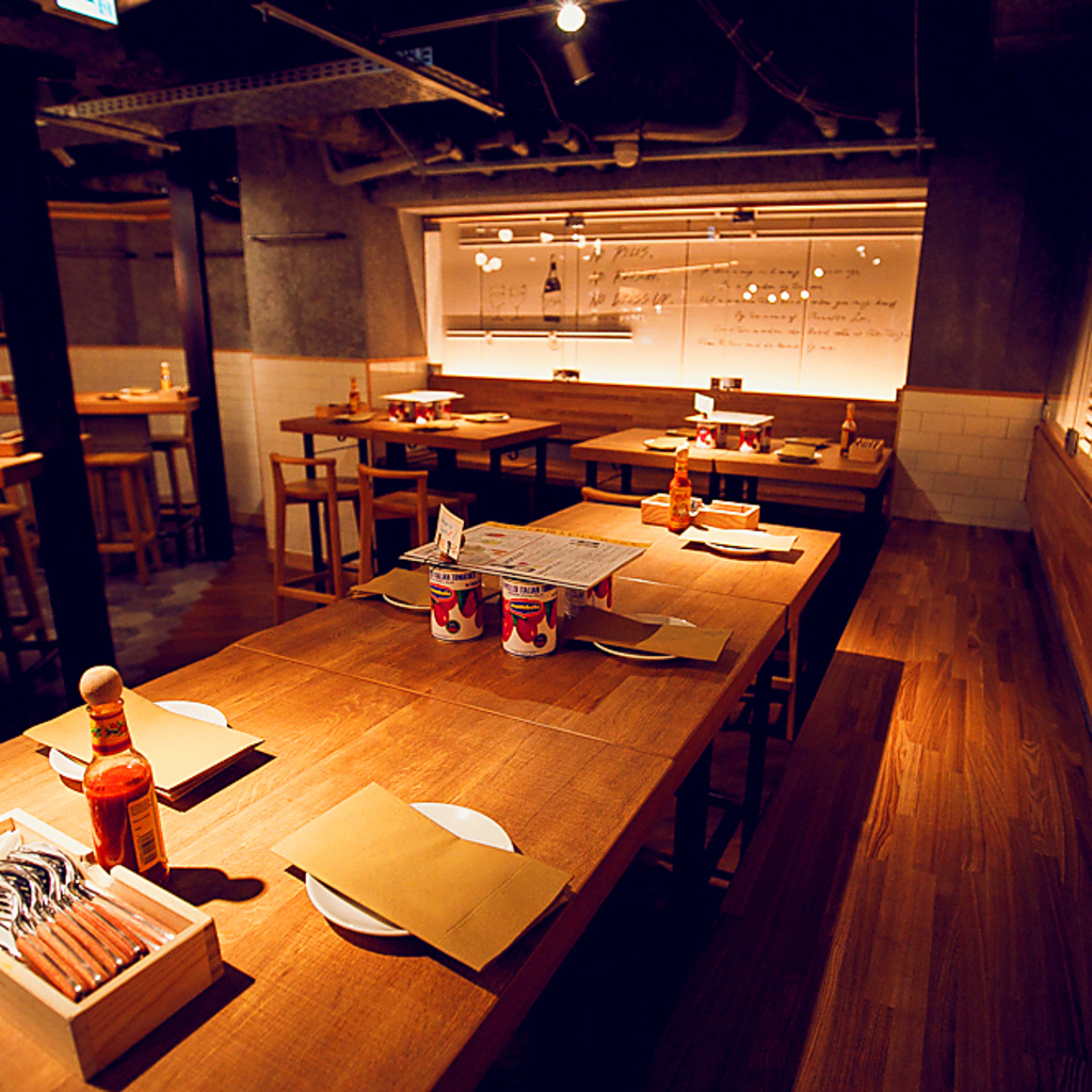 古材で家具を、樽材をフローリングに採用したりと雰囲気のある心地よい店内☆