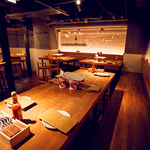 古材で家具を、樽材をフローリングに採用したりと雰囲気のある心地よい店内☆