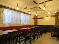 テーブル席を18席ご用意してます。テーブル席は禁煙です。