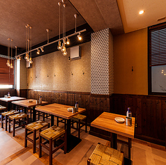 【広々としたテーブル席】様々なシーンでご利用いただける、テーブル席をご用意◎席の間も広く小規模の宴会から、大規模宴会やイベントの貸切にも対応いたします。