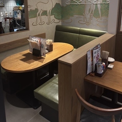 【2~4名様向けテーブル席】全席が木目調で統一されたテーブル席。江戸の風景画が印象的な和空間は、料理や会話を自然に引き立てます。2~6名様のご利用に適しており、デートや友人・家族での食事、軽い飲み会など幅広いシーンに対応