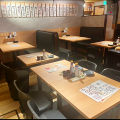 テーブル席は席をつなげることで最大12名まで対応可能。会社宴会やグループ利用にも使いやすく、会話が弾む配置で賑やかな時間を過ごせます。