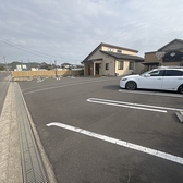 駐車場は12台分完備しております。お車でのご来店も安心。ランチやディナー、ご家族でのお食事、法要などのお集まりにもぜひご利用ください。