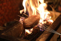 藁で焼き上げるステーキ