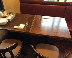 落ち着きのある色合いのテーブルとソファ