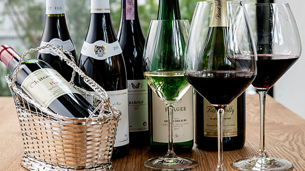 ソムリエが厳選したワインを多数揃えております