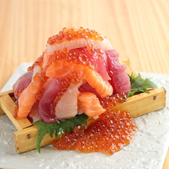 むになだれ 毎朝捌いた新鮮な魚にいくらをふんだんにぶっかけています！1530円（税込1683円）の写真