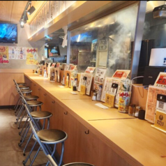 一人飲みやサクッと立ち寄りたい時に便利なカウンター席。昼飲みにも対応しており、気軽にやきとんとお酒を楽しめる席です。