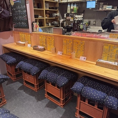 お一人様や軽い食事に最適なカウンター席。スタッフとの会話を楽しみながら、料理のライブ感を間近で感じられる特等席です。