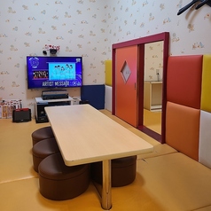 こちらのキッズルームは、お部屋の中に遊び場があります。キッズルーム１番人気のお部屋です！※コロナ感染対策として、只今おもちゃはございませんのでお持ちいただくようお願い致します。