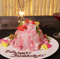 記念日や誕生日シーンにぴったりな肉ケーキをご用意。