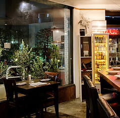 賑やかな街の中心で、プライベートな空間を楽しむことができます。友人や仲間と一緒に、まるでアウトドアにいるかのような気分を味わえるのが魅力です。駅から徒歩圏内なので、アクセスも抜群！気軽に立ち寄れるロケーションで、特別な日や大事なイベントにもぴったりです。