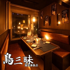 【4～6名様】木の温もりと柔らかな灯りが広がる店内は、記念日や誕生日はもちろん女子会や接待にも好評。落ち着いた雰囲気の中で料理とお酒をゆっくり味わえます。半個室やテーブル席など用途に応じた席種も充実。海浜幕張で雰囲気重視のお店をお探しの方におすすめの空間です。