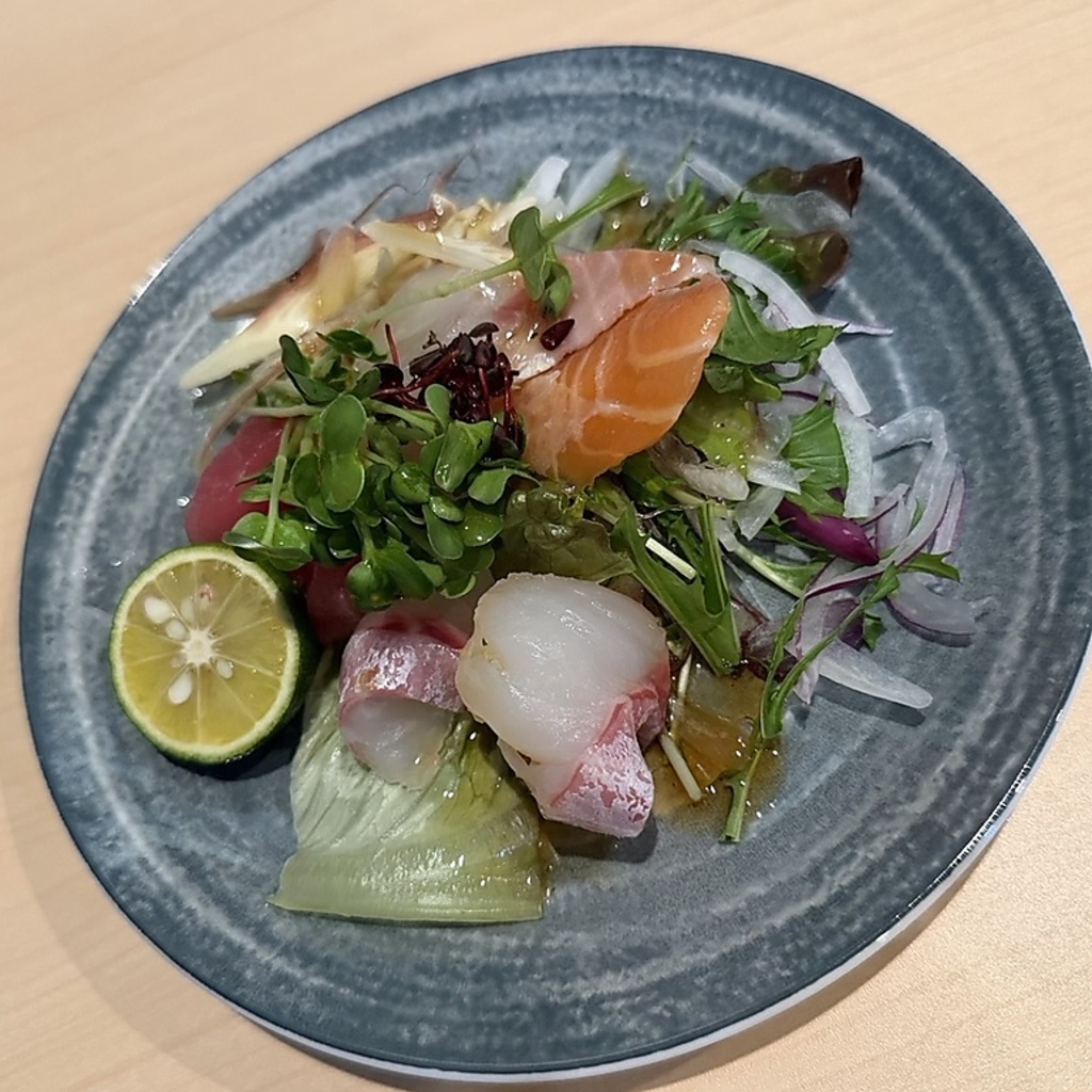 新鮮なサーモンや白身魚をたっぷりの香味野菜と共に。特製ドレッシングと柑橘の酸味が相性抜群です。