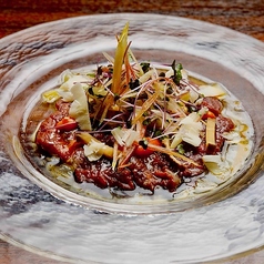 桜肉のカルパッチョ～雲丹醤油といぶりがっこ、香味野菜をアクセントに～